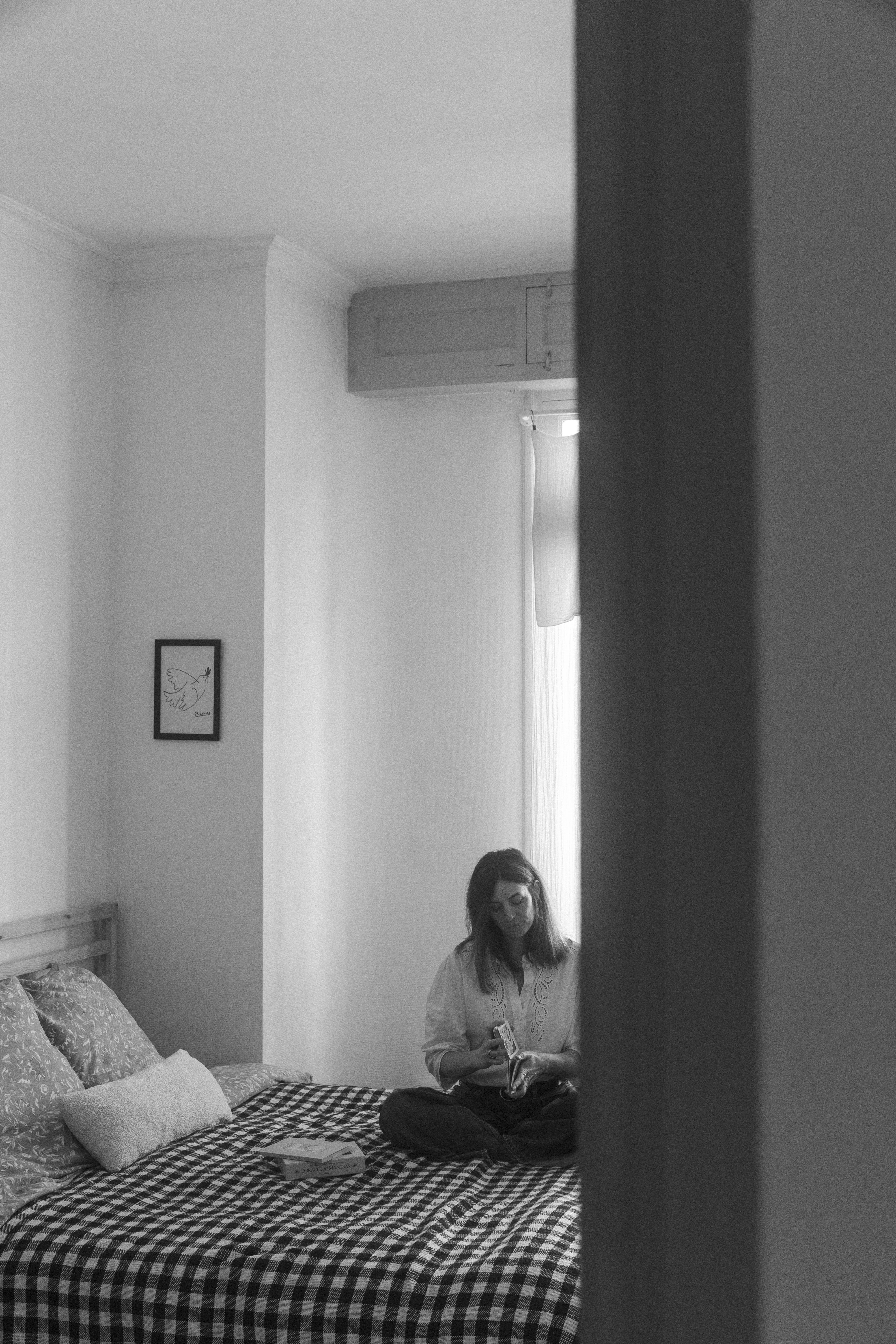 Un coin lecture minimaliste et lumineux pour se détendre