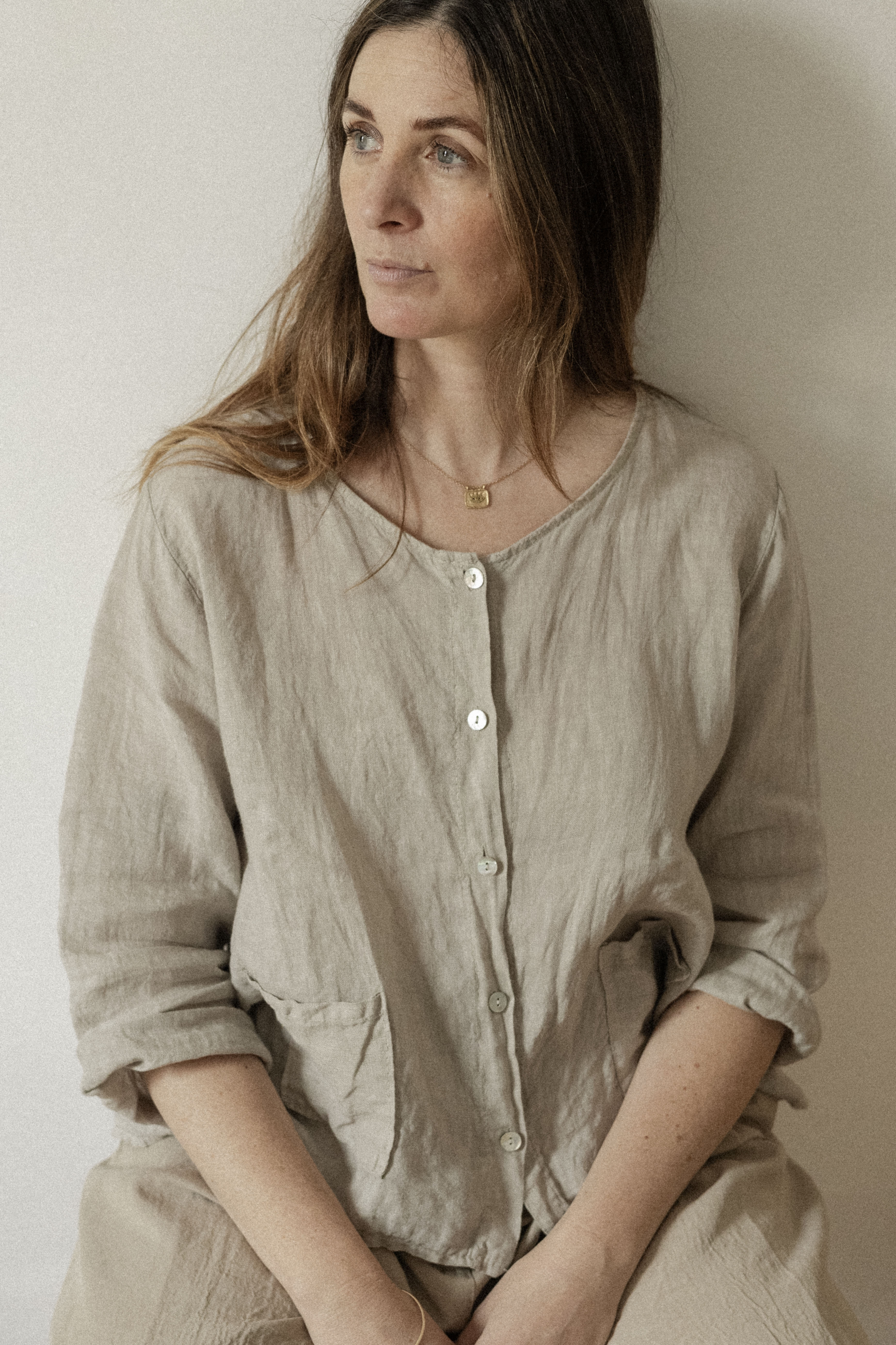 Un coin lecture minimaliste et lumineux pour se détendre