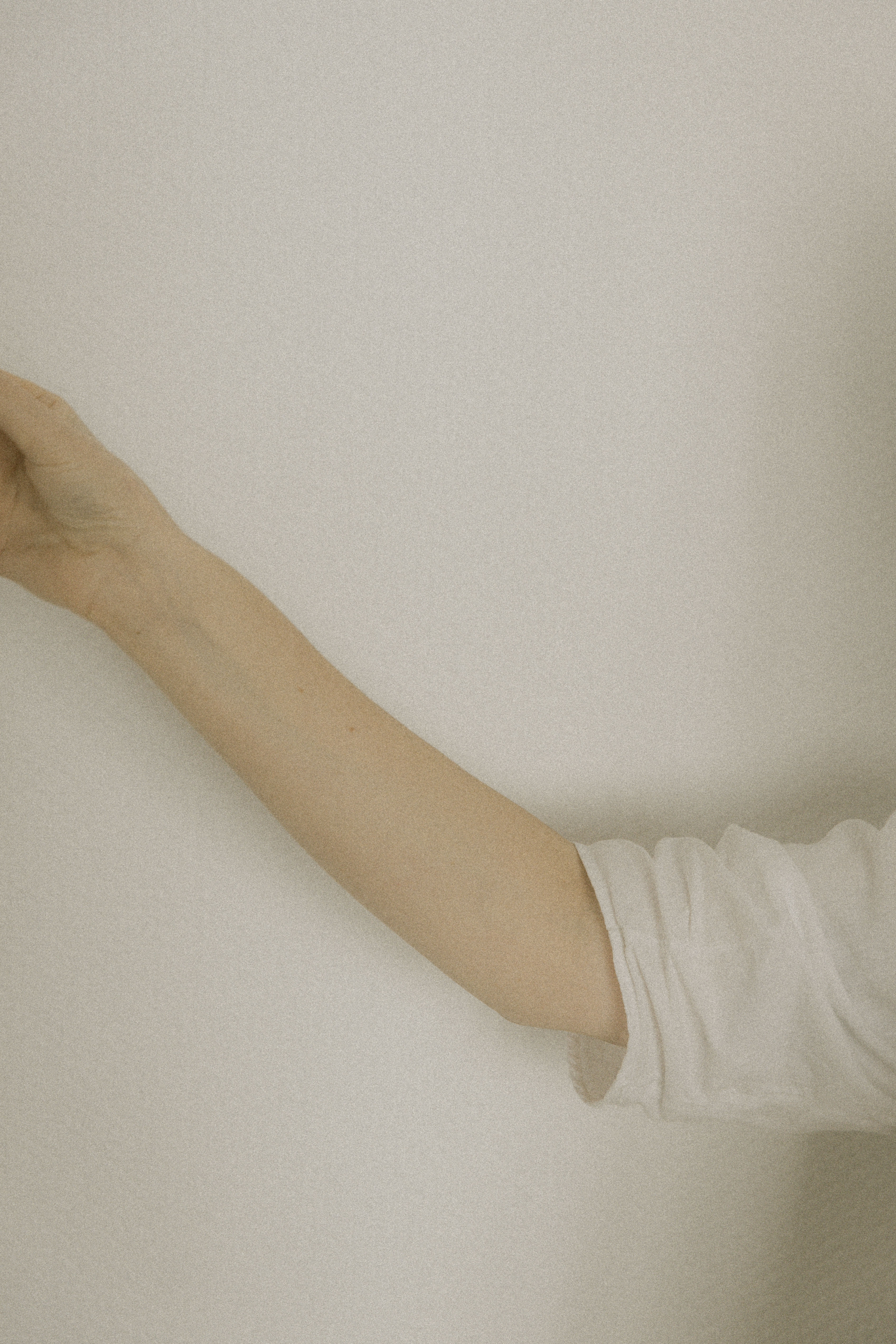 Un intérieur ordonné et accueillant reflétant un mode de vie serein