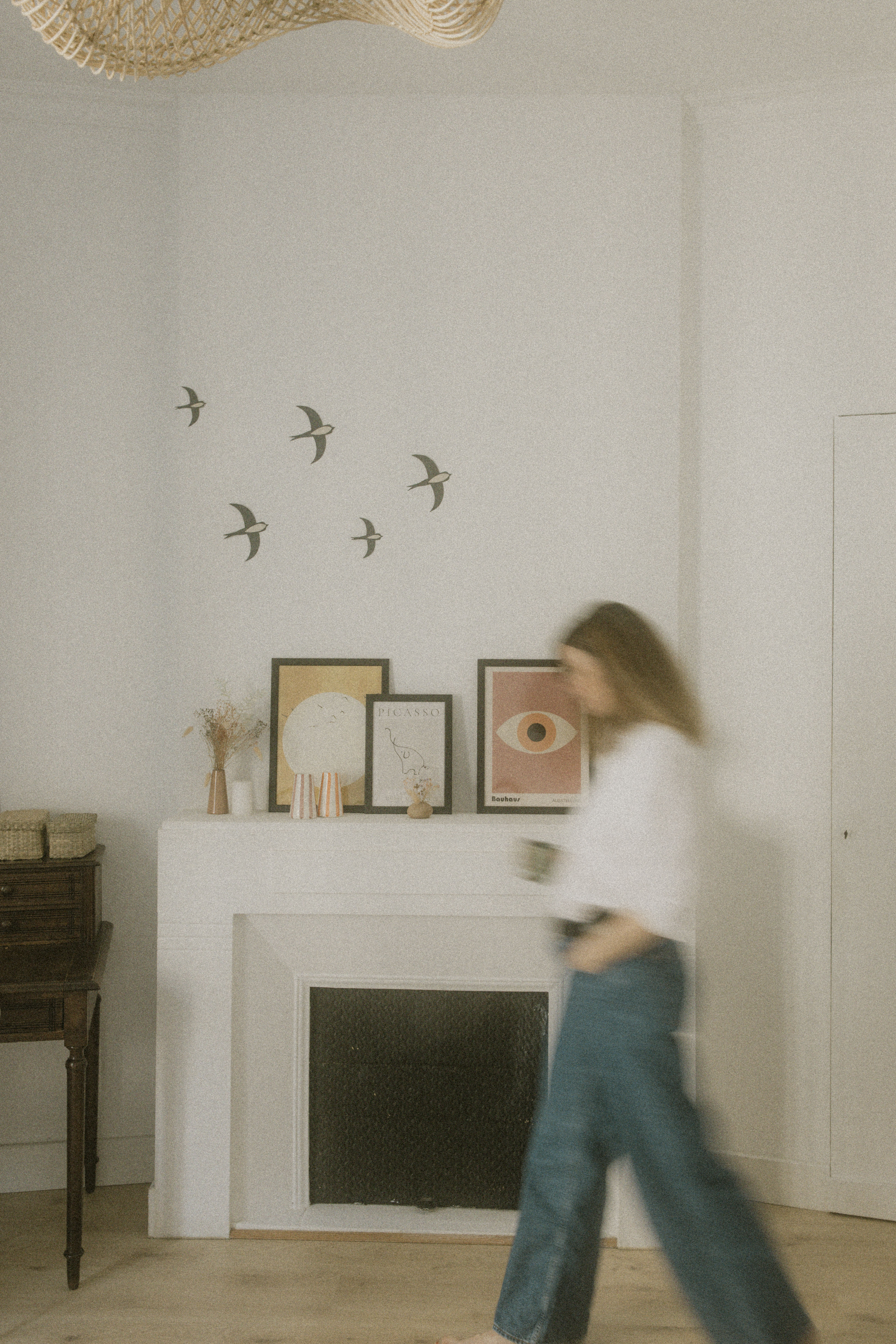 Un Home Organiser guidant un atelier pratique de rangement