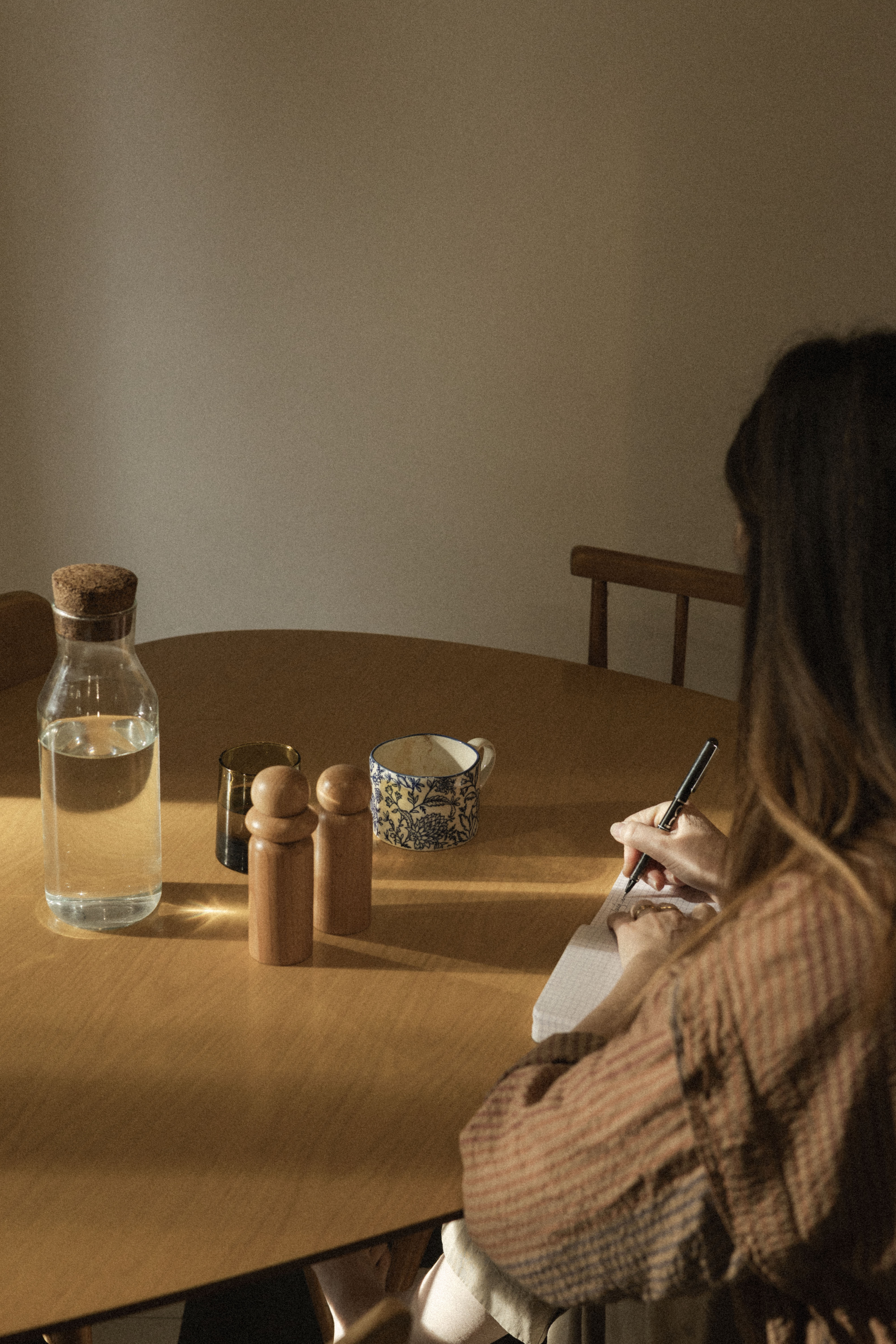 Une chambre organisée et minimaliste pour plus de sérénité