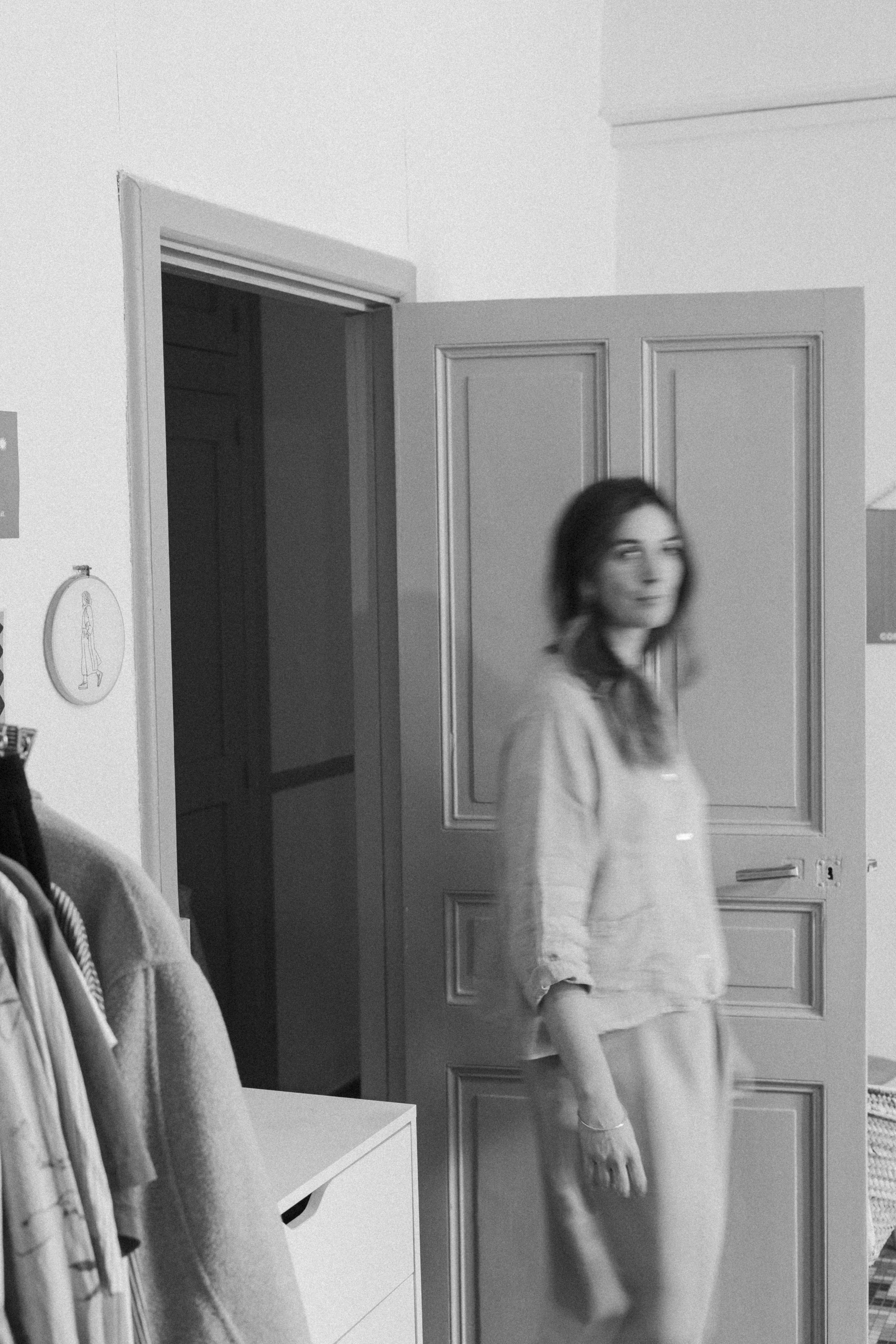 Des objets essentiels bien rangés pour une maison claire et fonctionnelle