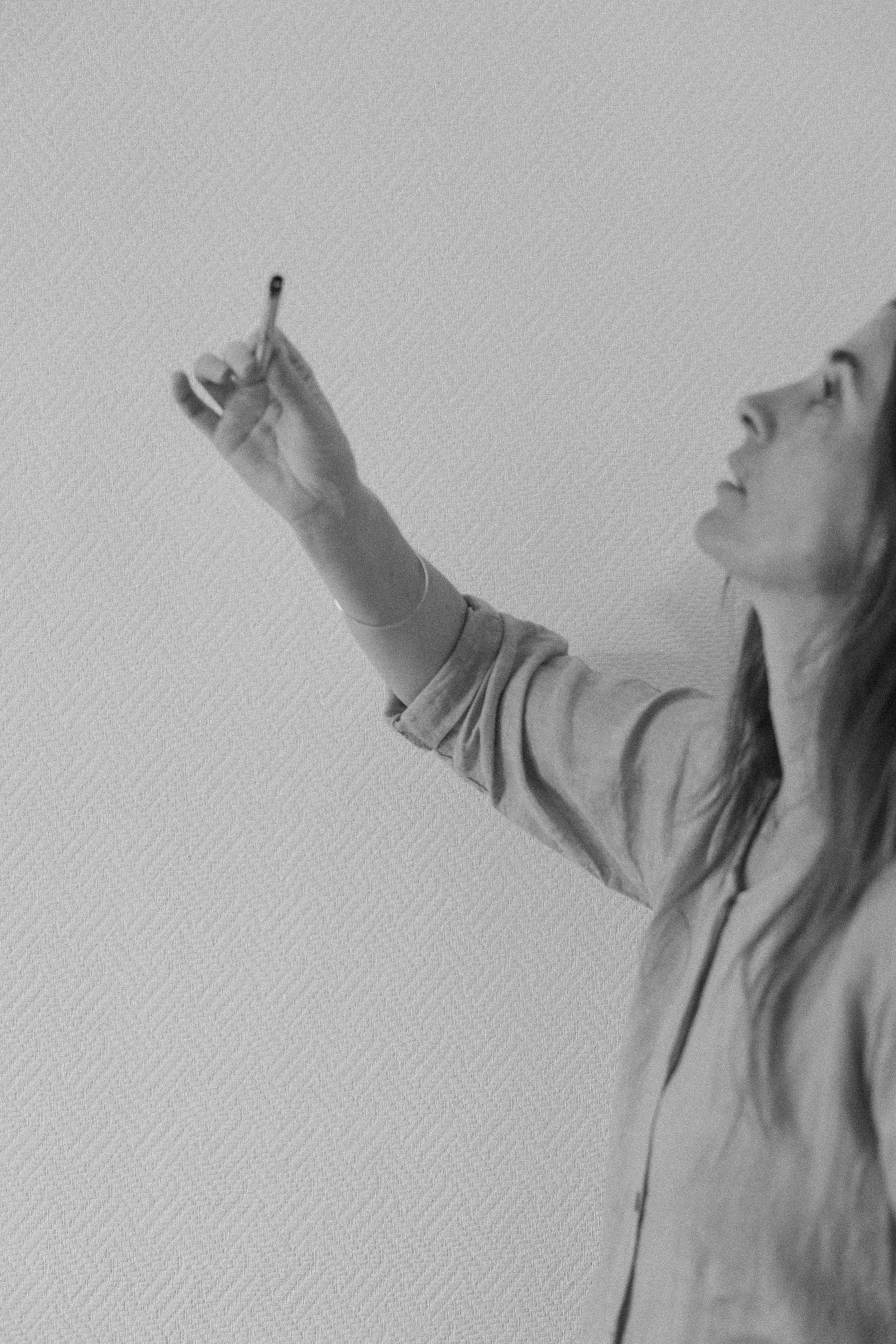 Un intérieur ordonné et accueillant reflétant un mode de vie serein