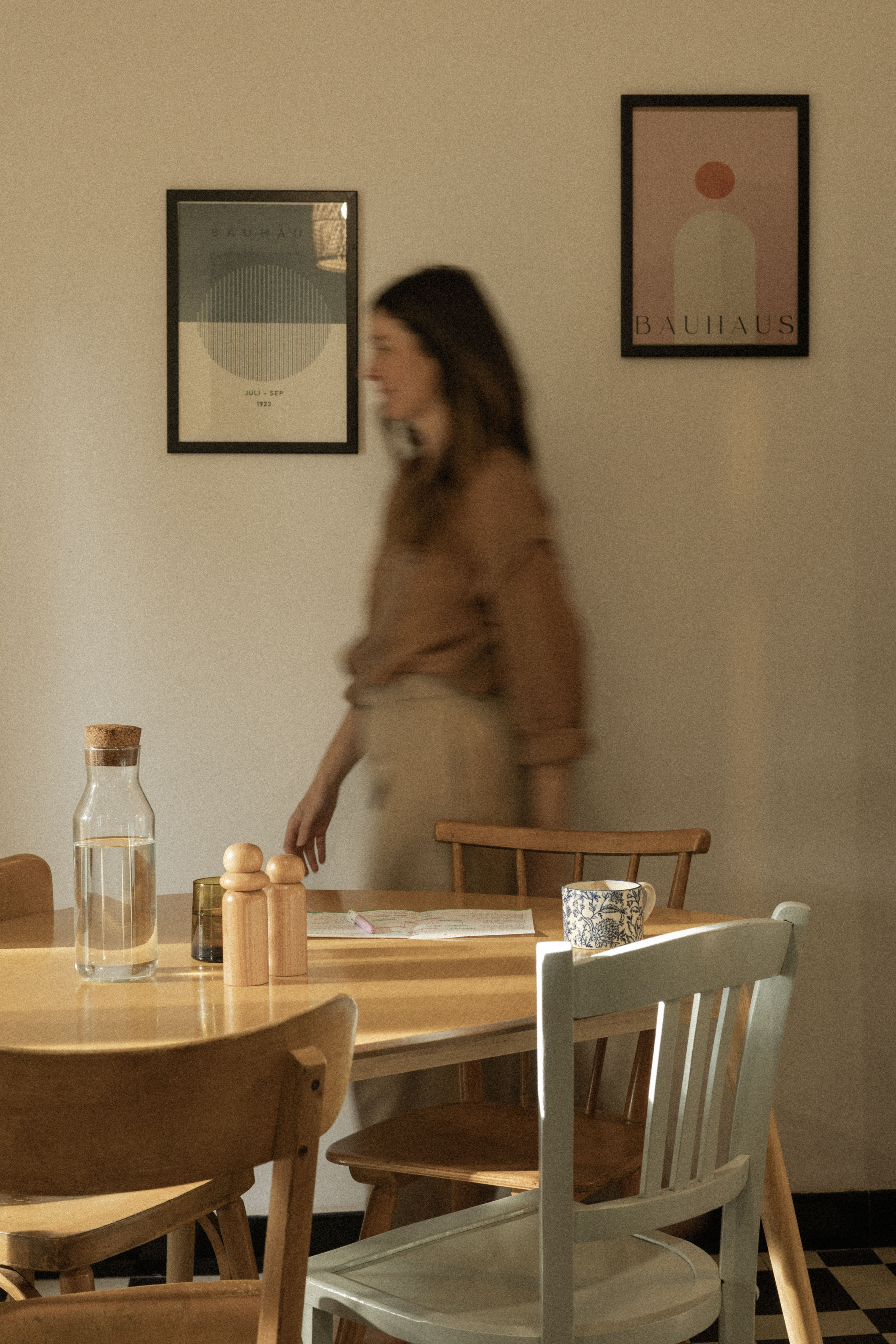 Chambre minimaliste organisée pour un quotidien serein
